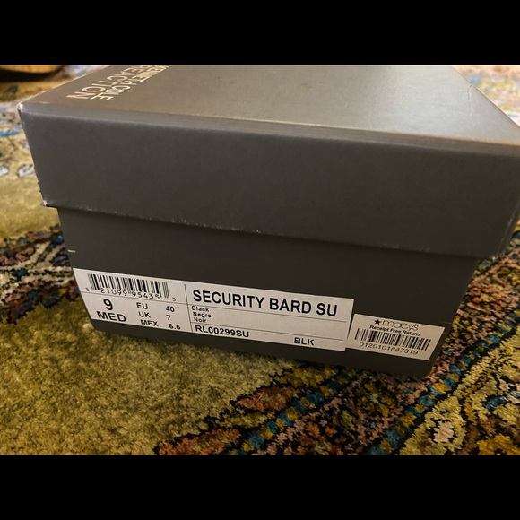 Kenneth Cole Reaction Security Bard black suede sandals - Picture 4 of 8